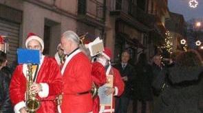Un gruppo di Babbi Natale a passeggio per le strade del centro