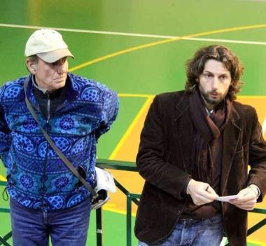 Lalzata di mani, nellassemblea a Caniparola, per indicare chi ha subito furti negli ultimi mesi  