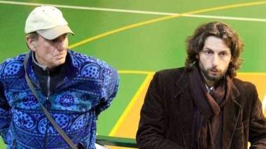 L’alzata di mani, nell’assemblea a Caniparola, per indicare chi ha subito furti negli ultimi mesi