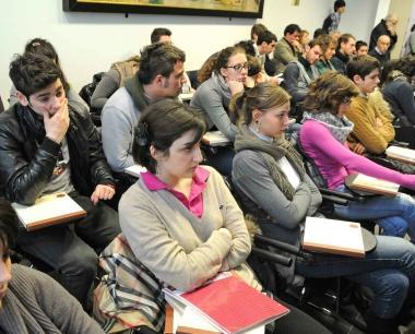 Studenti del polo universitario pistoiese durante una lezione   