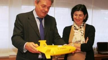 In alto: Renzo Lunardi (Wass) e l’assessore Giovanna Colombini di fronte al modellino del veicolo subacqueo V-Fides