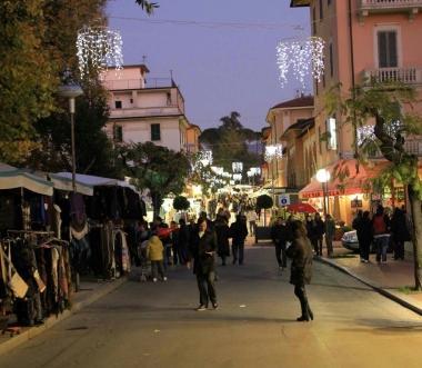 A spasso tra i banchi dei mercatini in cerca del regalo