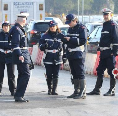 Alessio Bartolomei di Futuro e Libert&agrave; Sopra i vigili durante i rilievi di un incidente 