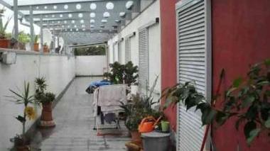 A sinistra Benedetti del Pdl; a destra il piano inferiore della palazzina