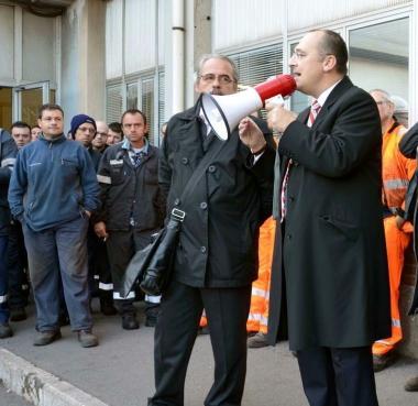 Operai Lucchini davanti alla portineria dello stabilimento durante lo sciopero di ieri e lintervento del sindaco Anselmi 