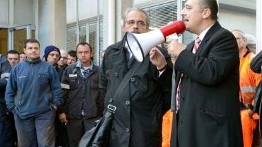 Operai Lucchini davanti alla portineria dello stabilimento durante lo sciopero di ieri e l’intervento del sindaco Anselmi