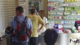 Clienti in fila in una farmacia