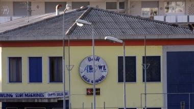 Sopra: il tetto del bowling sotto accusa. Sotto: lingresso posto sotto sequestro 