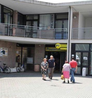 Anziani davanti allufficio postale di via Susa, a Cecina        