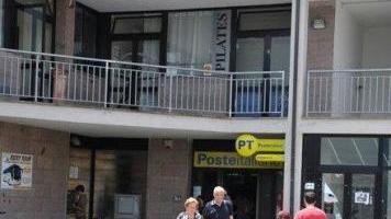 Anziani davanti all’ufficio postale di via Susa, a Cecina