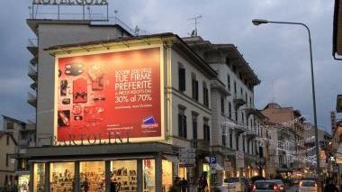 L’assessore Fabio Tosi e il cartellone al centro delle polemiche