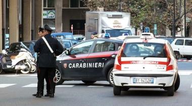 Ieri mattina le forze dellordine hanno chiuso al traffico il tratto di strada nel quale si trova la banca di credito cooperativo di Castagneto Carducci. A lato in primo piano il capitano dei carabinieri Muratore 