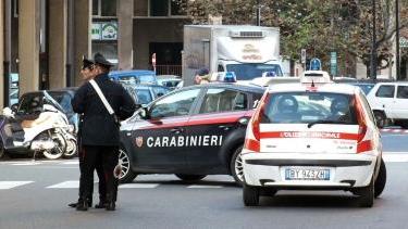 Ieri mattina le forze dell’ordine hanno chiuso al traffico il tratto di strada nel quale si trova la banca di credito cooperativo di Castagneto Carducci. A lato in primo piano il capitano dei carabinieri Muratore
