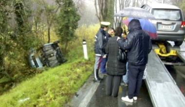 Camion perde gasolio, carambole e uscite di strada a catena