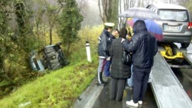 Camion perde gasolio, carambole e uscite di strada a catena