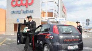 Ladri acrobati si calano nel centro commerciale: arrestati