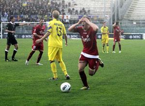 Livorno-Verona 0-2, ennesimo crollo amaranto
