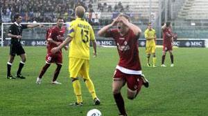 Livorno-Verona 0-2, ennesimo crollo amaranto
