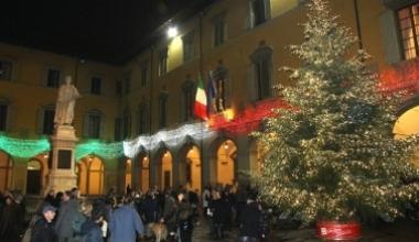 Natale, in centro si illuminano l'albero e le luminarie