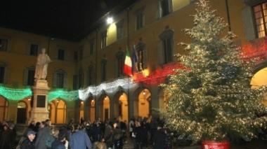 Natale, in centro si illuminano l'albero e le luminarie
