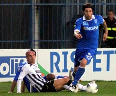 Antonio Busc&eacute; fa ripartire lazione dopo aver rubato palla a Vitiello 