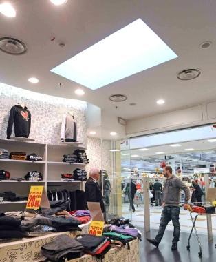 Giacomo Vettori con il luogotenente Cataldo nel negozio: sul soffitto si vede lo sbocco del tunnel che porta al lucernario     