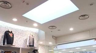 Giacomo Vettori con il luogotenente Cataldo nel negozio: sul soffitto si vede lo sbocco del “tunnel” che porta al lucernario