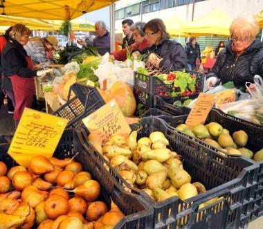 I banchi di Campagna Amica ieri in via dellAnnona      