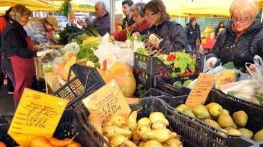 I banchi di Campagna Amica ieri in via dell’Annona