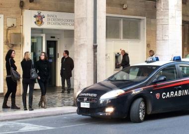 Lintervento dei carabinieri presso la banca in via Petrarca   