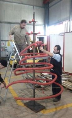 In fabbrica prende forma l'albero di Natale in ferro