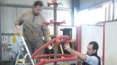 In fabbrica prende forma l'albero di Natale in ferro