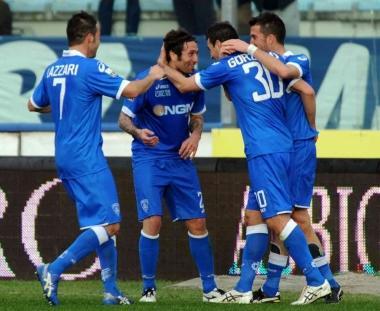 Gorzegno festeggiato dopo il suo gol 