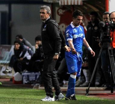 Il tecnico azzurro Guido Carboni si congratula con Manuel Coppola 