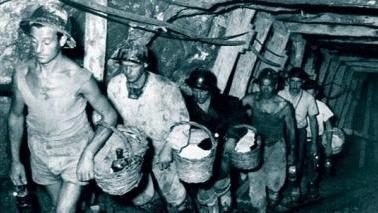 <b>MINATORI</b> risalgono in superficie dopo il lavoro (Archivio Banchi)