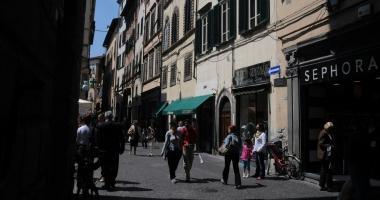 Negozi nel centro storico, dove i mezzi elettrici consegneranno le merci 