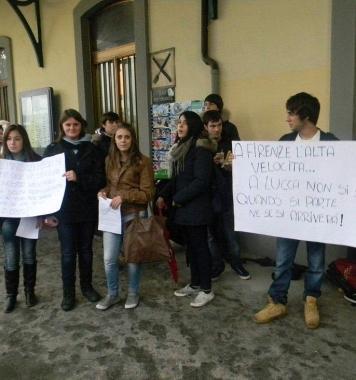 Una protesta dei pendolari per la lentezza dei treni 