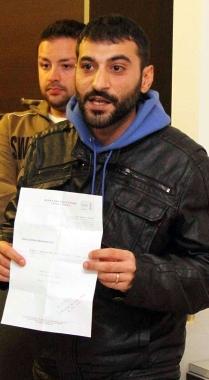 Le famiglie di Sottorivazzo difendono il costruttore che fornisce luce e acqua a destra Arturo Demetrio 