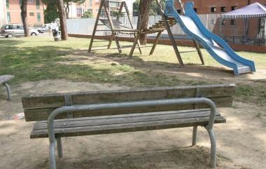 Panchine nuove nei giardinetti  