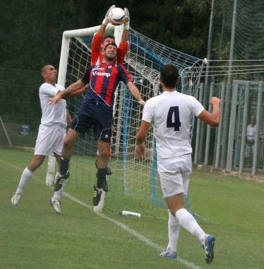 Il portiere Barbetta in presa aerea 