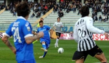 A destra il gol di Tavano A sinistra quelli firmati da Lazzari (sopra) e Gorzegno (sotto) 