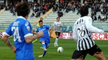 A destra il gol di Tavano A sinistra quelli firmati da Lazzari (sopra) e Gorzegno (sotto)