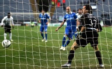 A destra il rigore calciato sul palo da Coralli, sotto la gioia degli azzurri dopo il gol di Lazzari In basso (a sinistra) il momento dellingresso di Signorelli e (a destra) Vinci mentre raccoglie le indicazioni di Stefano Bianconi 