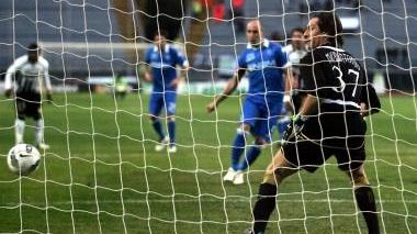 A destra il rigore calciato sul palo da Coralli, sotto la gioia degli azzurri dopo il gol di Lazzari In basso (a sinistra) il momento dell’ingresso di Signorelli e (a destra) Vinci mentre raccoglie le indicazioni di Stefano Bianconi