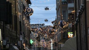 <b>LUCI NEL CORSO.</b> Le vie nel centro storico di Orbetello illuminate con le decorazioni natalizie   