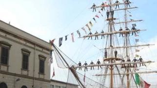 <strong>GIURAMENTO.</strong> La cerimonia con gli allievi dell’Accademia nel piazzale davanti al brigantino interrato