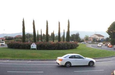 Il giardino di una rotatoria (archivio) 