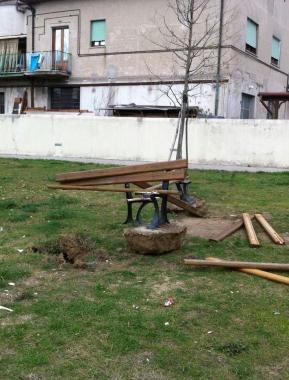 A destra atti vandalici contro le panchine   