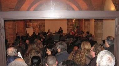 Sala affollata per seguire l’assemblea popolare sulle maleodoranze