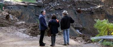 Il presidente Rossi durante uno dei numerosi sopralluoghi nelle zone colpite dallalluvione 